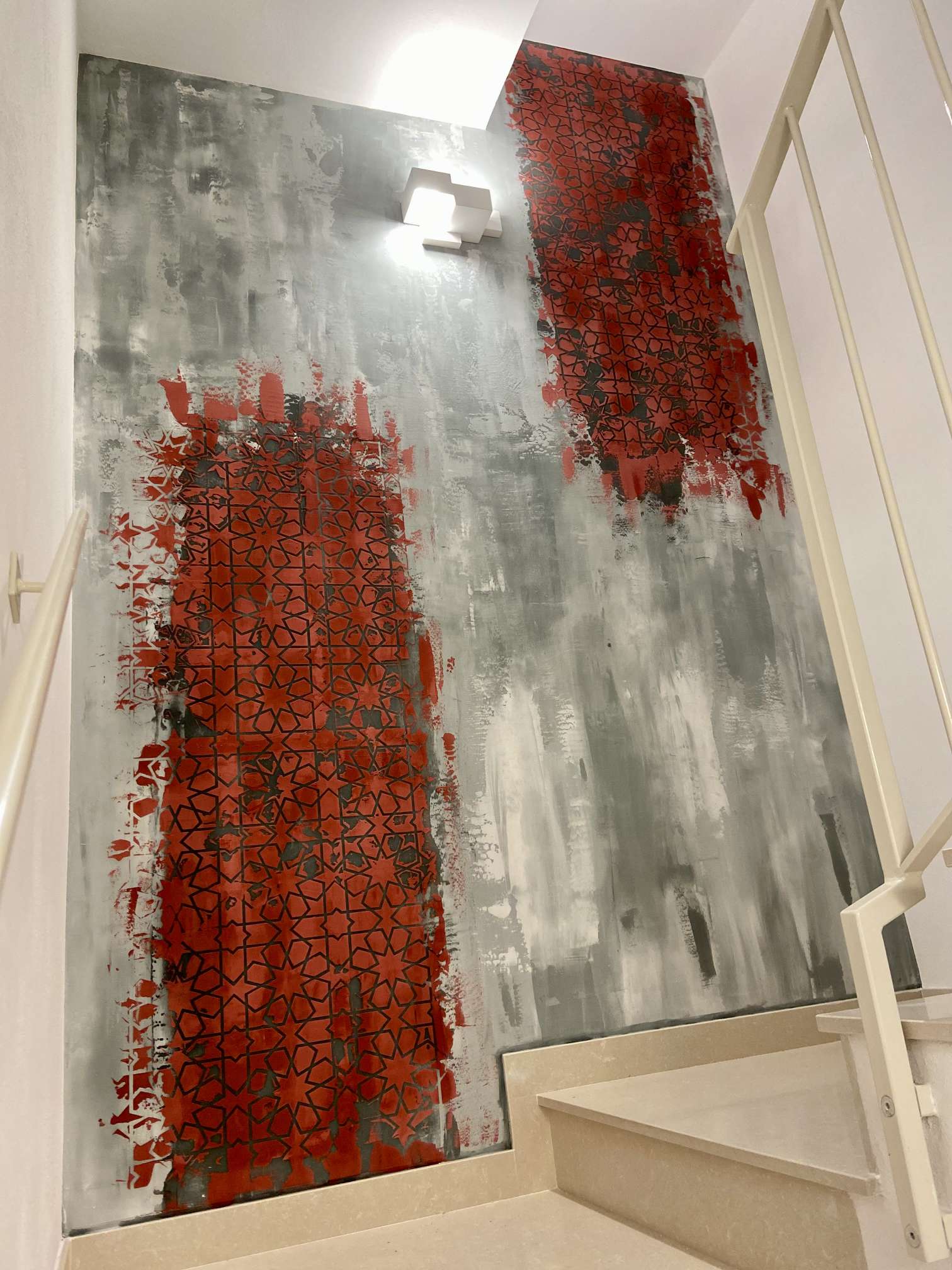 pareti con stencil rosso